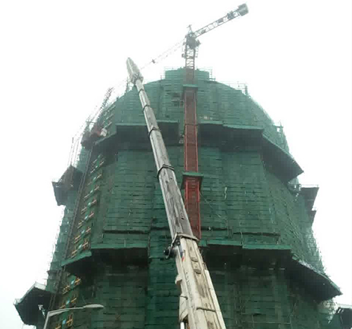 哈密吊车在工地上作业